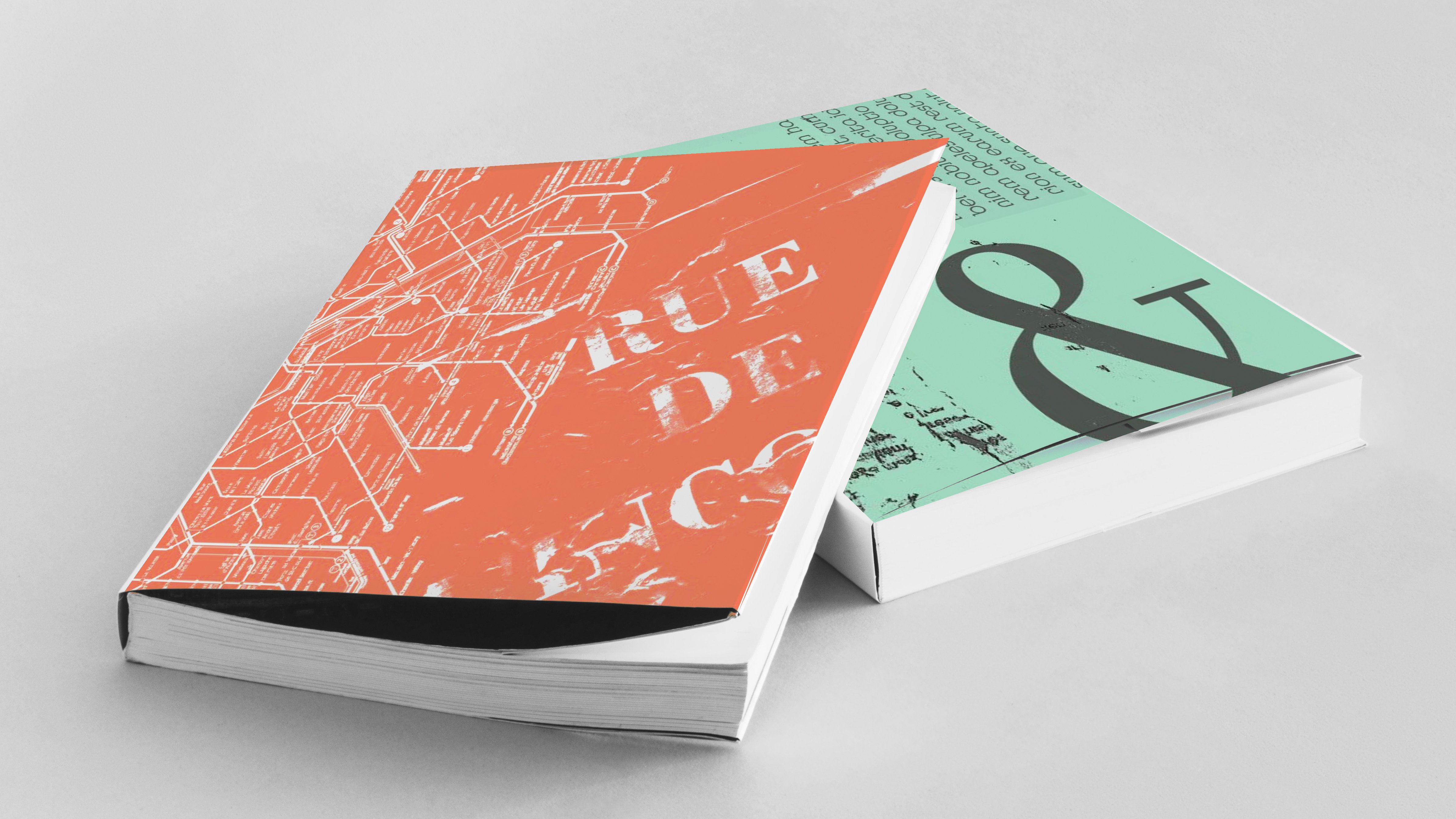 deux livres l'un sur l'autre