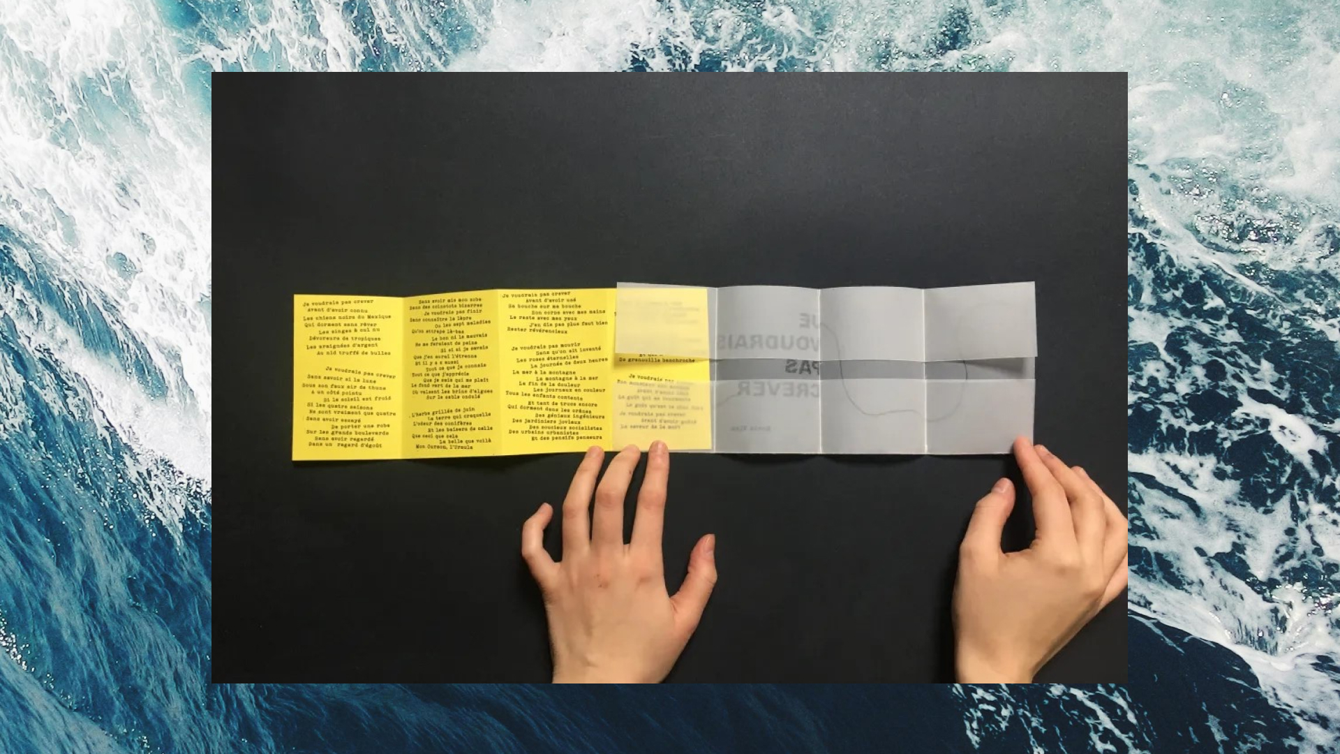 dépliant ouvert sur fond de mer