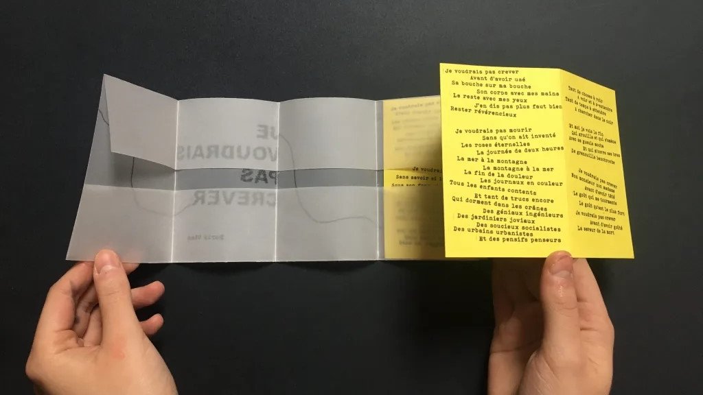 dépliant ouvert avec le poème