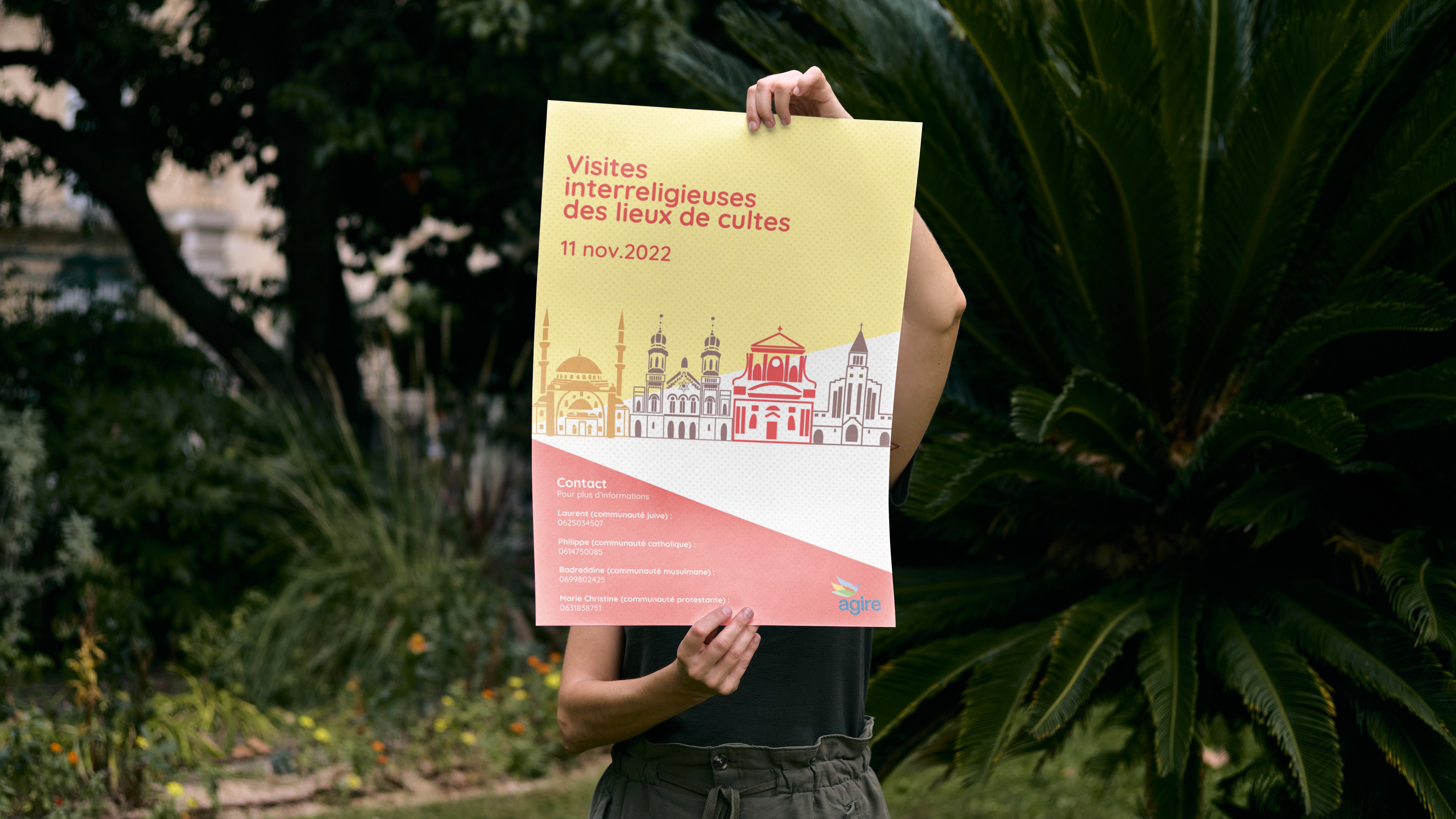 femme qui tient l'affiche