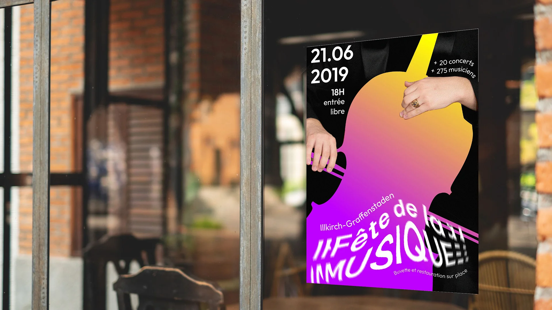 affiche accrichée sur une vitre