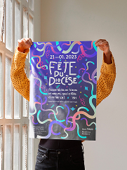 femme qui tient une affiche sur la fête du diocèse