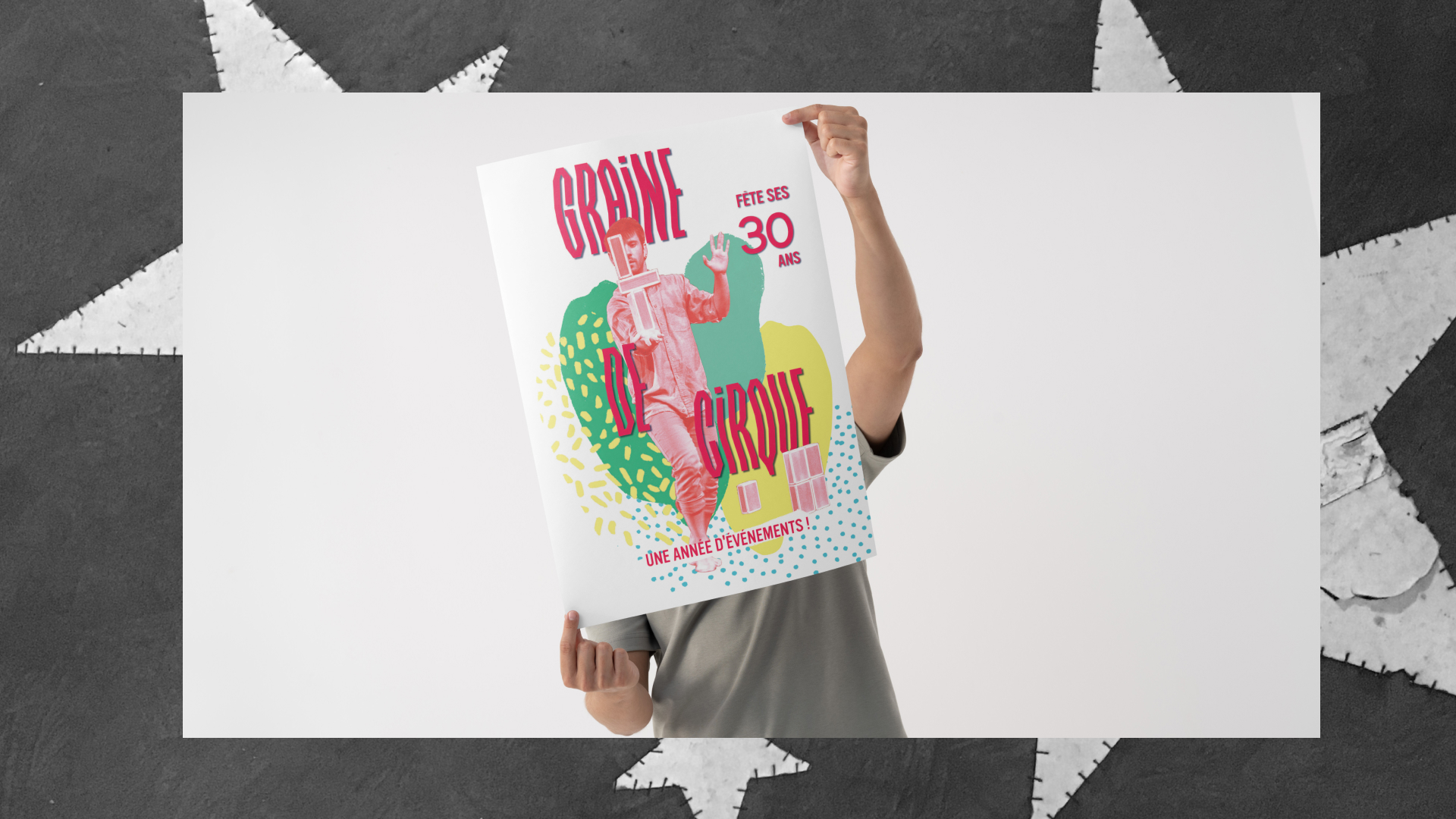 affiche tenue par un homme