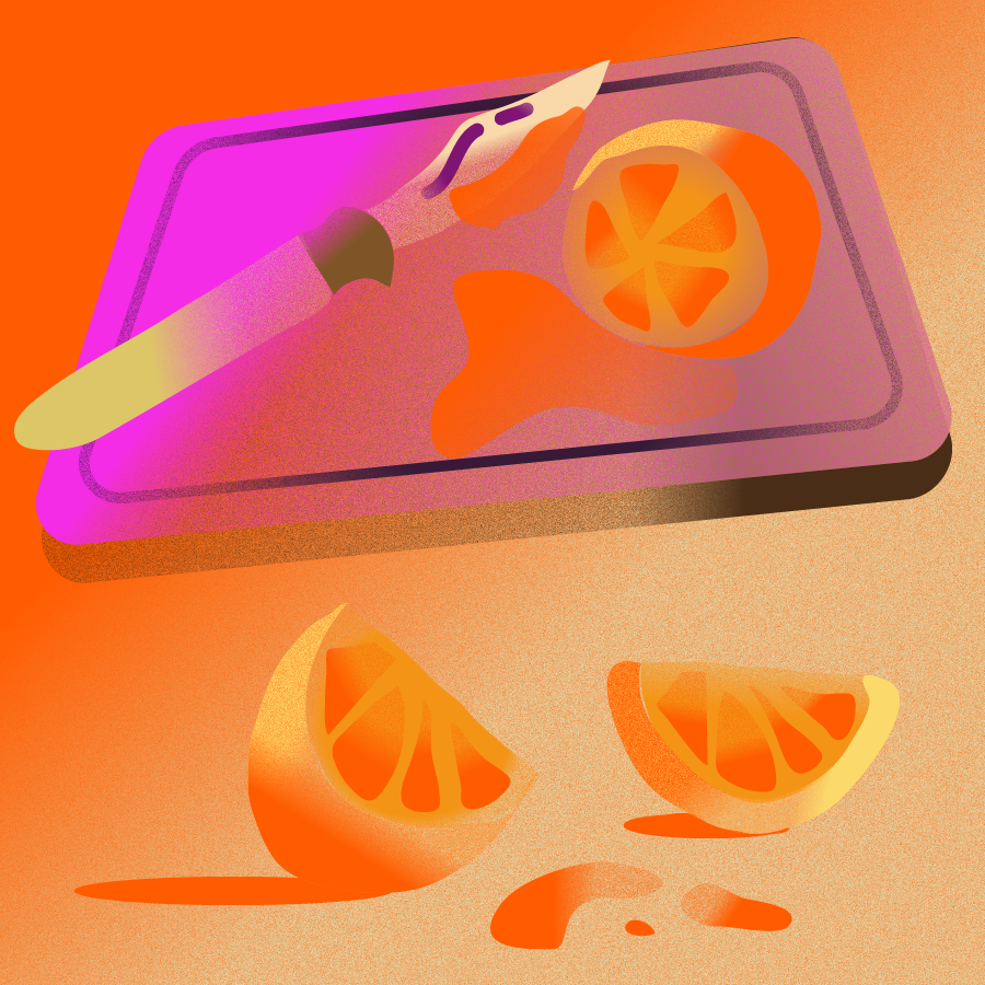 orange coupée en quartier et planche à découpée