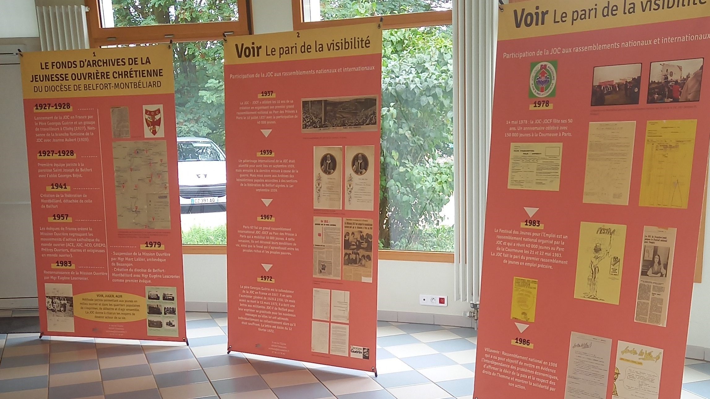 photo de la scenographie des pannneaux de l'exposition