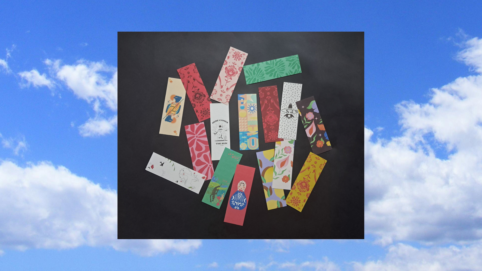 marque page éparpillés sur fond de ciel