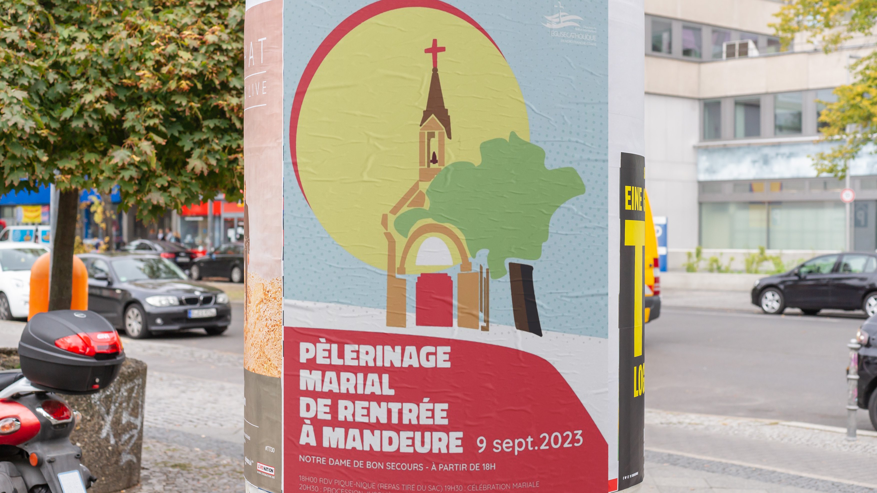 affiche sur un pilier dans la rue