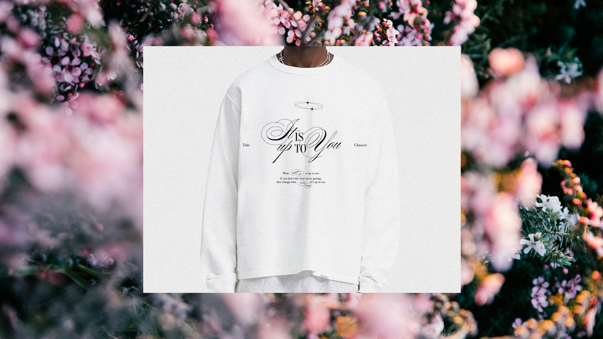 t-shirt typographique sur fond de fleurs