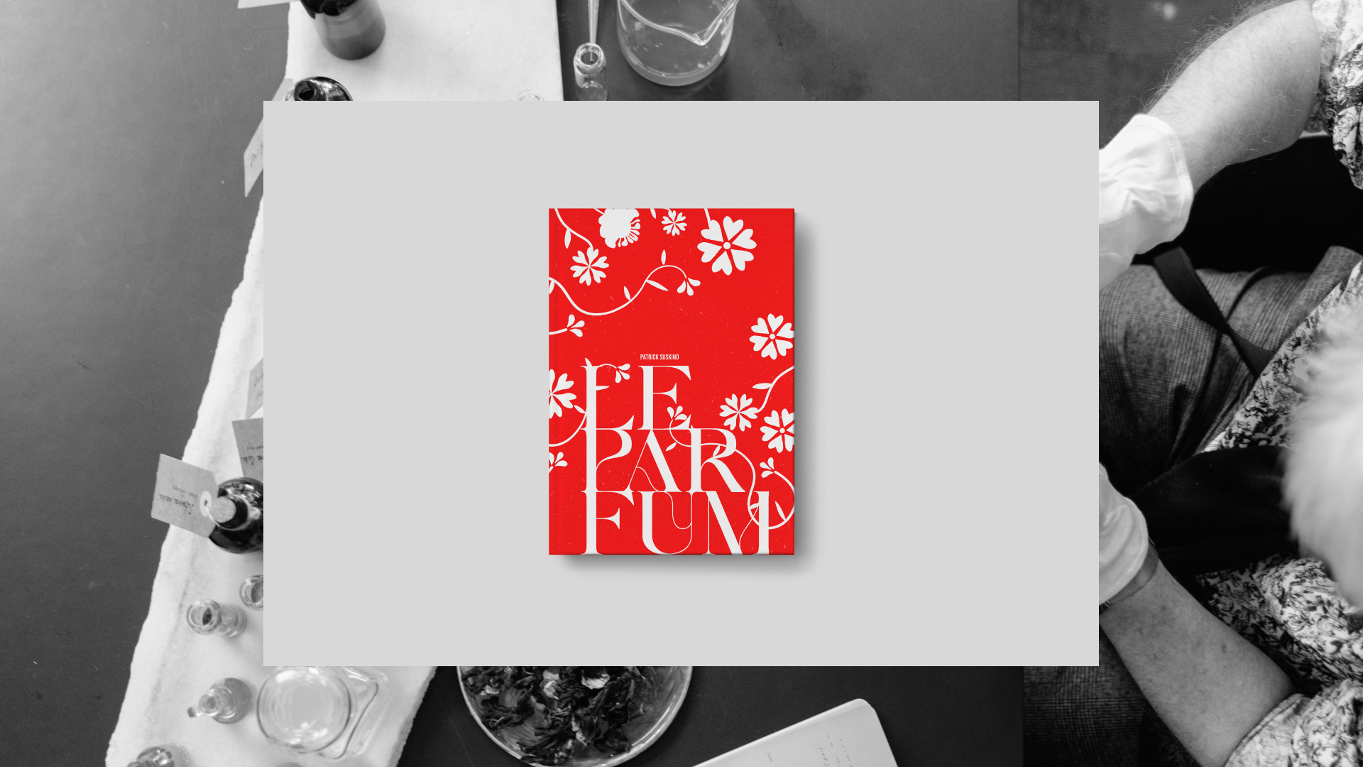 couverture du livre revisitée en blanc et rouge motif fleuri