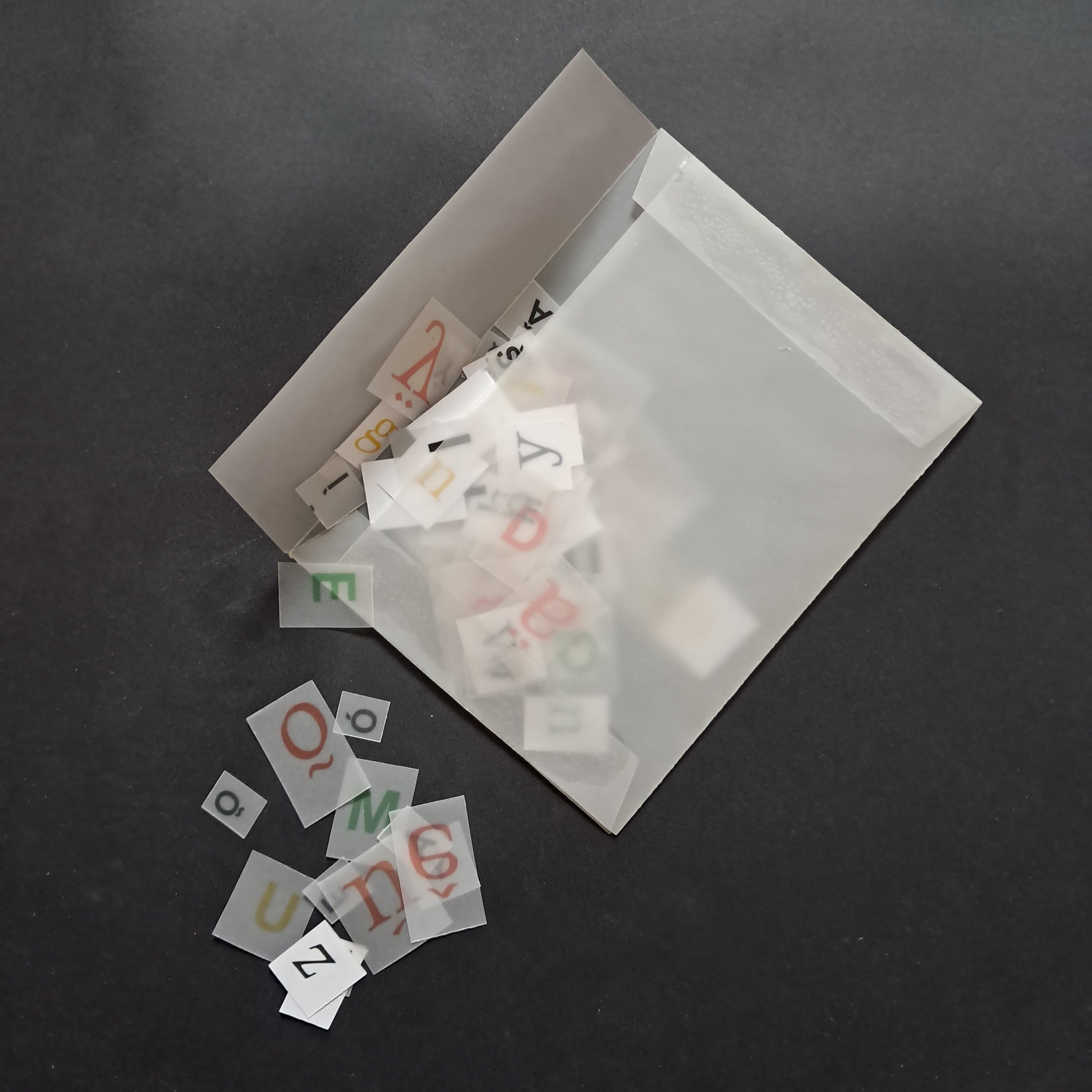 enveloppe en calque avec des lettres