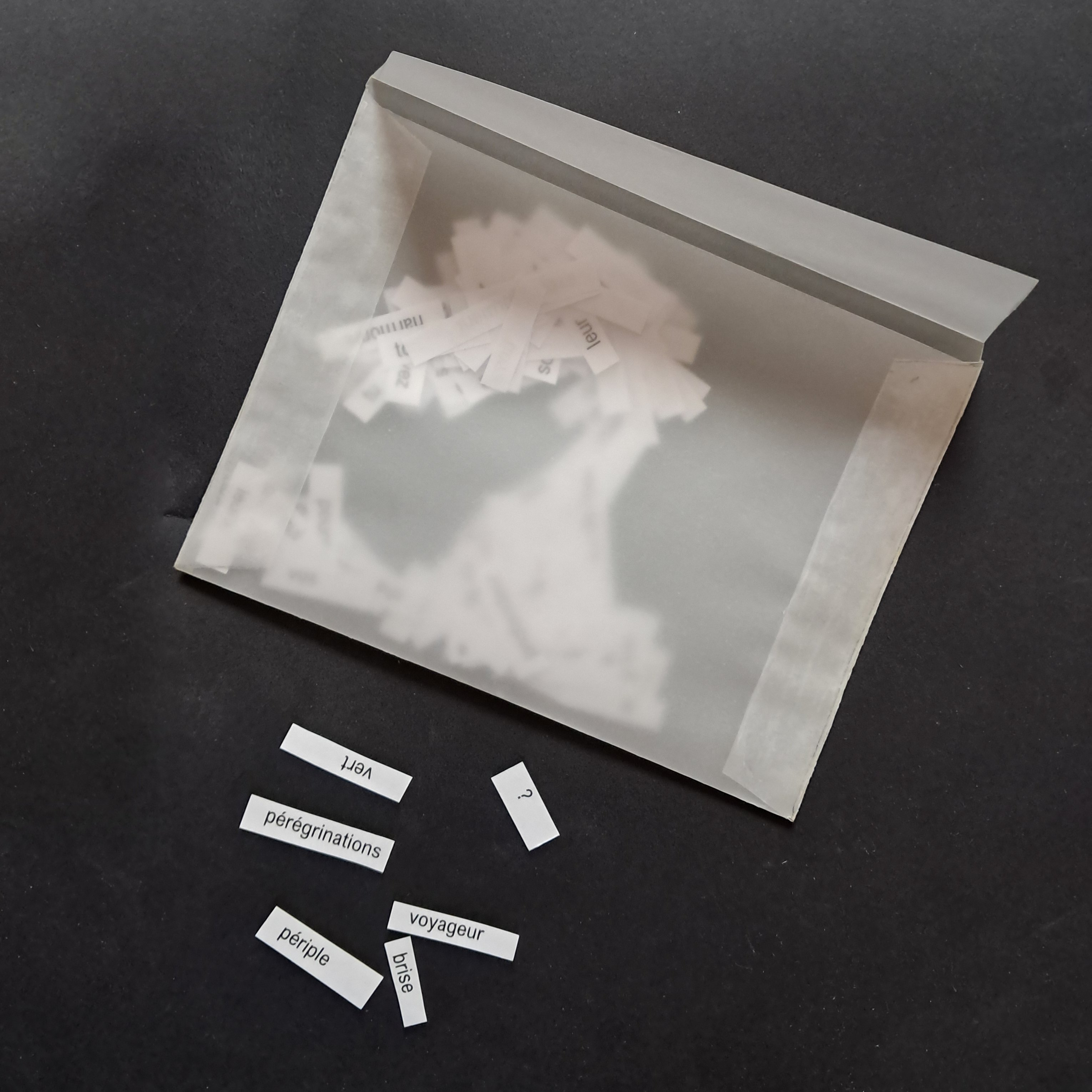 enveloppe en calque avec des mots