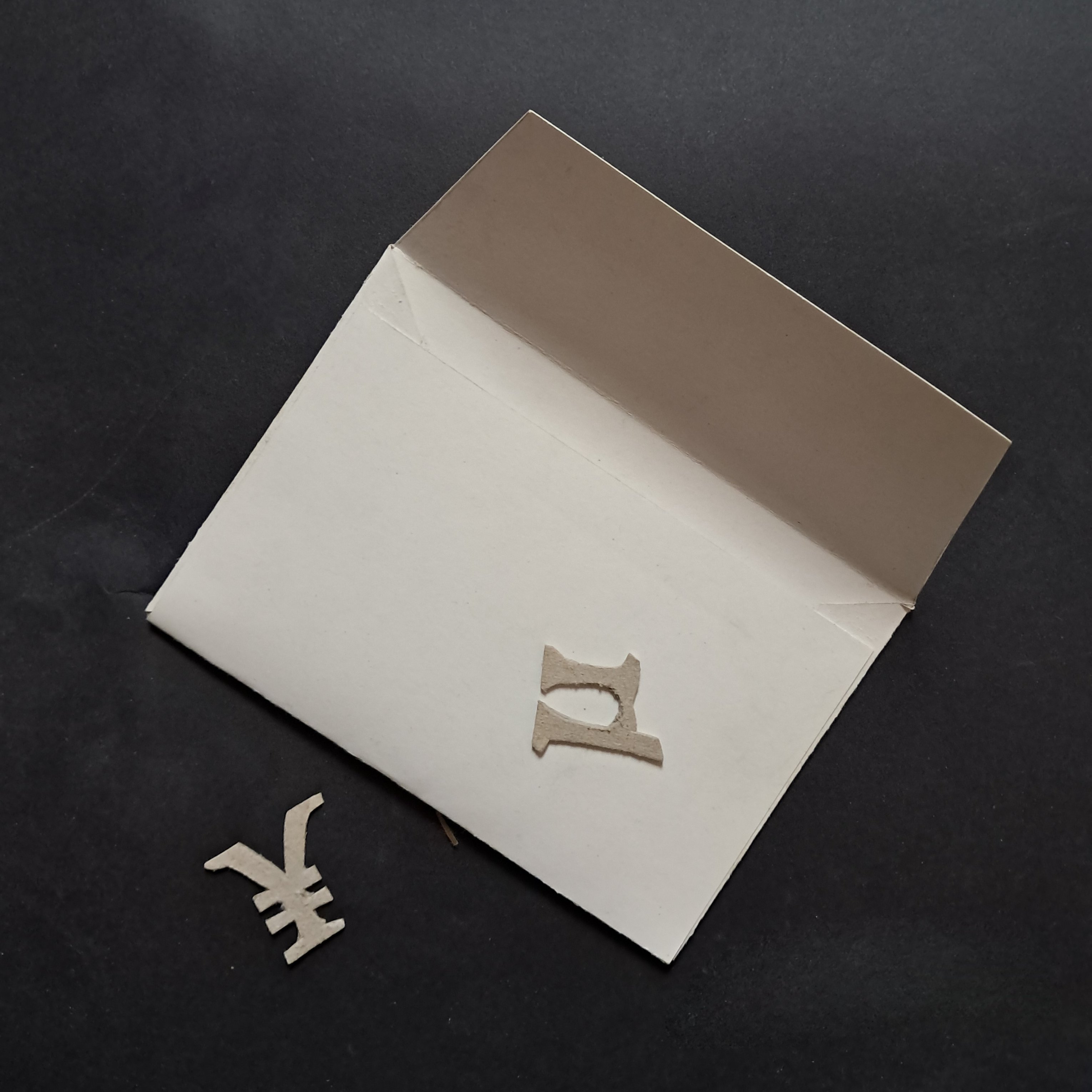 enveloppe avec des lettres sous forme d'empreinte